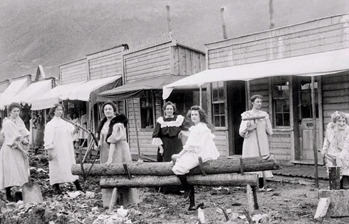 สุภาพสตรีและเปลของพวกเขา ที่ ดอว์สัน ยูคอน แคนาดา ประมาณปี 1900 By KUBET