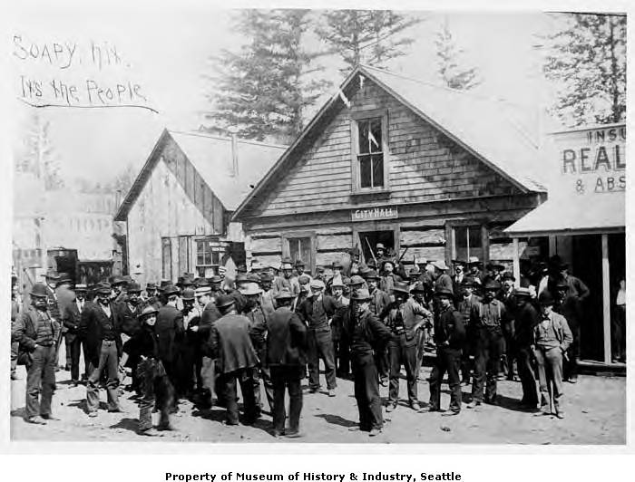 กลุ่มของ Soapy Smith ยืนอยู่ด้านนอกร้านอาหาร Skagway, Alaska, ประมาณปี 1897  By KUBET